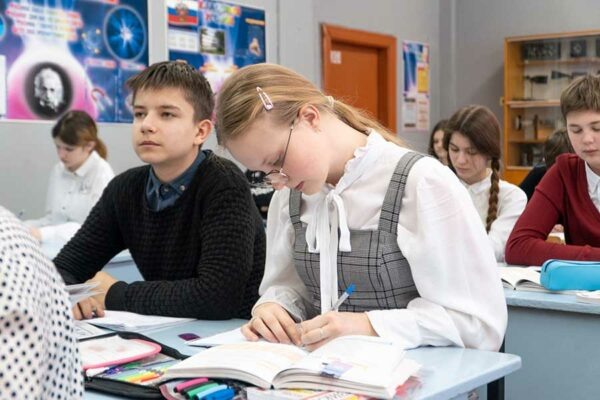 Минпросвещения: в 2025/26 учебном году в 8 классах будут изучать обществознание